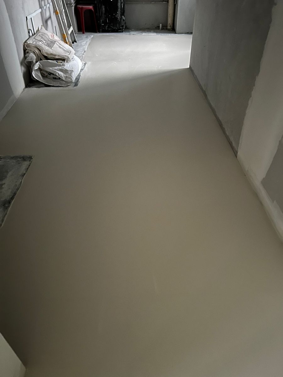 Homogeneous tiles ground flush after marble gum grouting